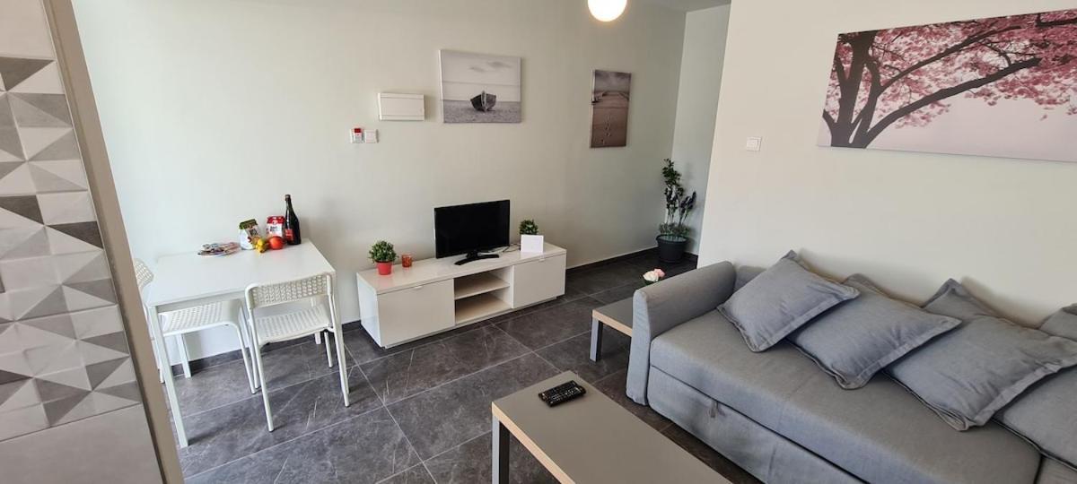 Nissi Twins Apts *