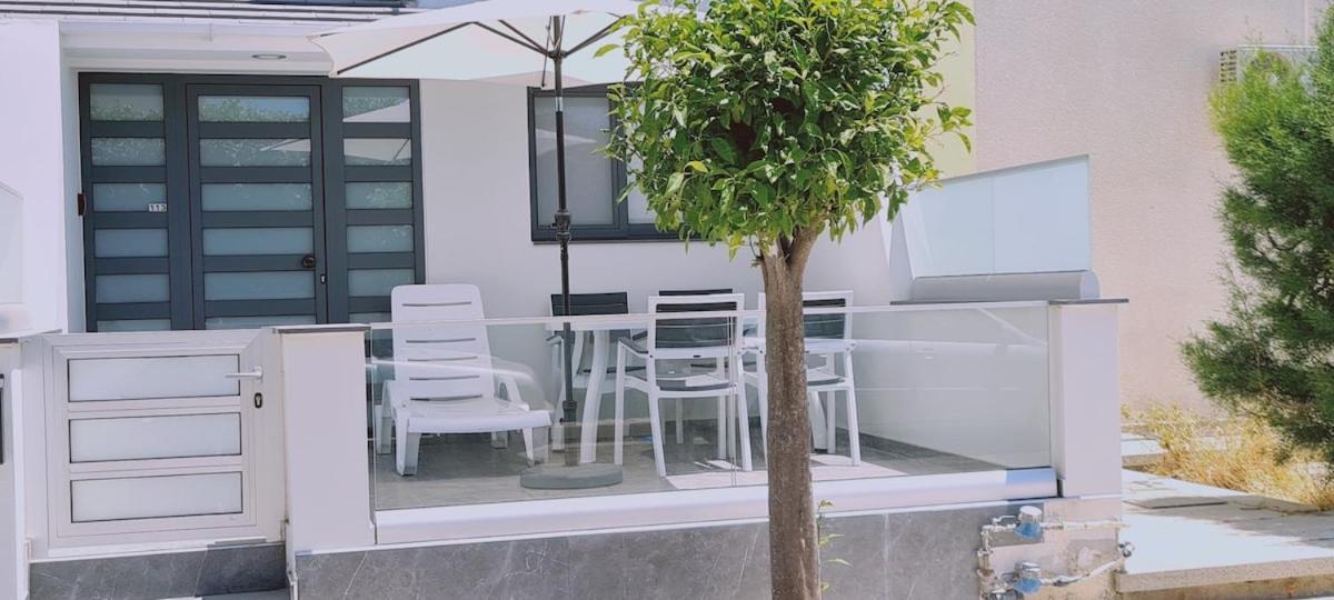 Nissi Twins Apts Appartement *